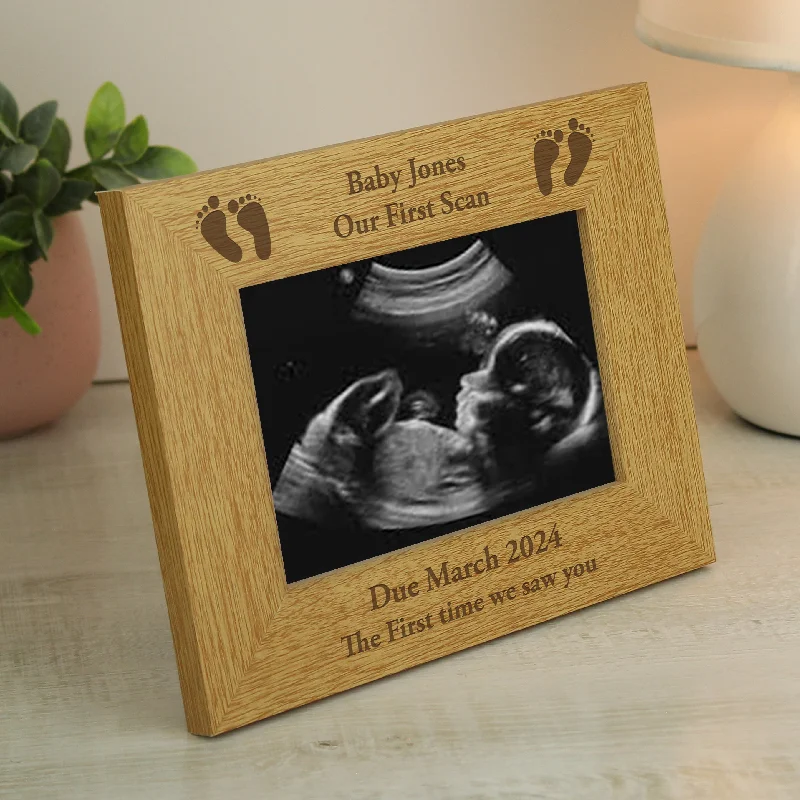 Personalised Oak Finish 6x4 Landscape Baby Footprints Photo Frame - Personalise It!